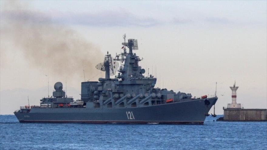 El crucero de misiles guiados de la armada rusa Moskva navega de regreso al puerto de Sebastopol, Crimea, 16 de noviembre de 2021. (Foto: Reuters)