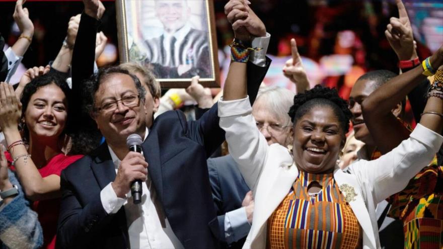 El presidente electo de Colombia, Gustavo Petro, habla ante sus seguidores tras ganar balotaje, 19 de junio de 2022.
