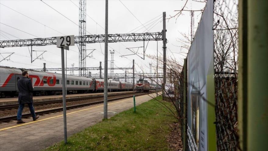 Un tren procedente de Moscú pasa por la ciudad lituana de Kalveliai con destino a Kaliningrado, 24 de febrero de 2022.