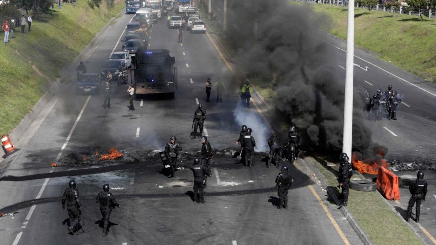 Vídeo: Policía ecuatoriana choca con manifestantes indígenas