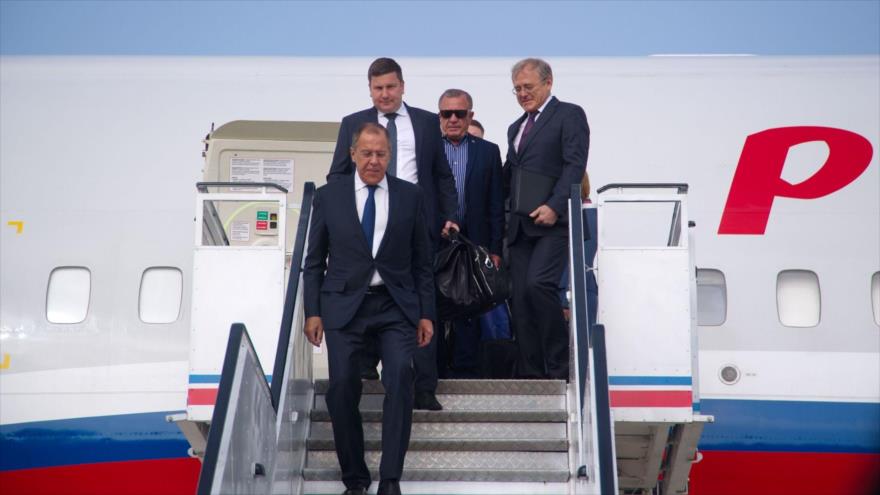 Canciller ruso, Serguei Lavrov (frente), desciende del avión, Pyongyang, 31 de mayo de 2018. (Foto: AFP)