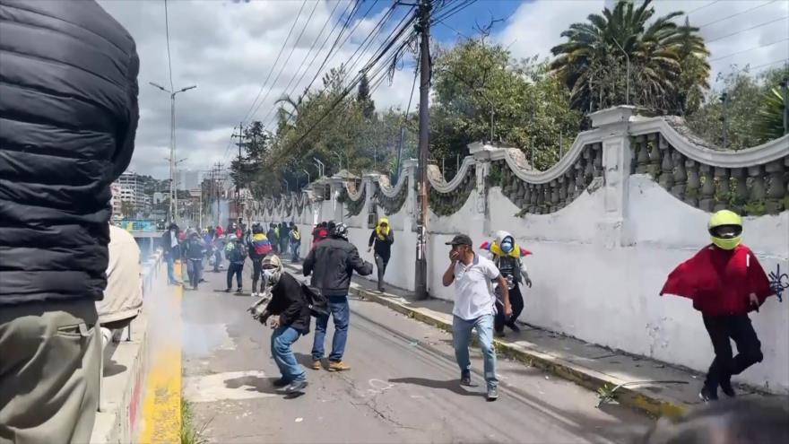 Ministro de defensa alerta: democracia de Ecuador está en riesgo