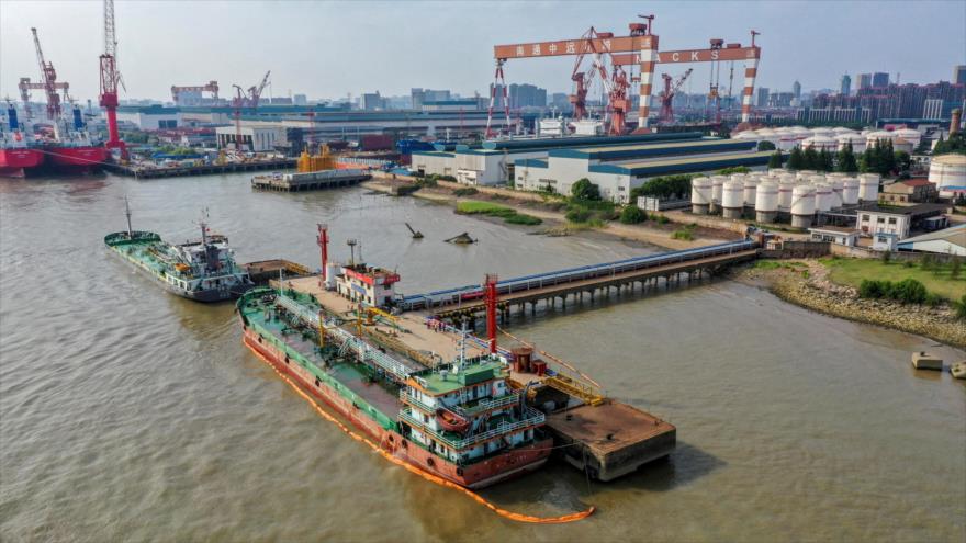 Los petroleros en terminal petrolera de Sinopec Yaogang en Nantong, provincia de Jiangsu, China, 11 de junio de 2019. (Foto: Reuters)