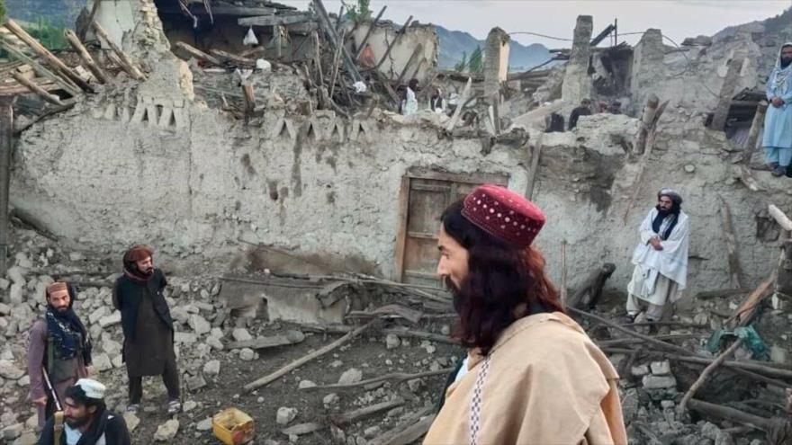 Afganos en un lugar devastado por el terremoto en la provincia de Paktika, Afganistán, 22 de junio de 2022.