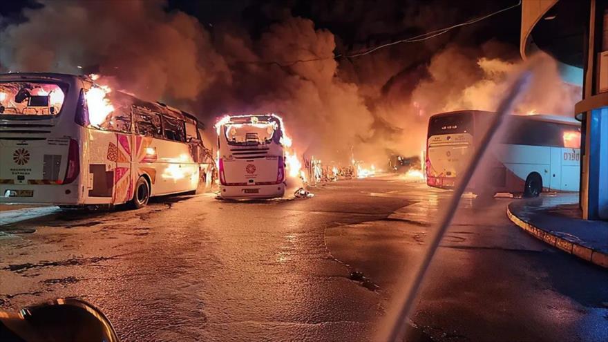 Autobuses arden en llamas en la estación central de autobuses de Safed, 11 de junio de 2022.