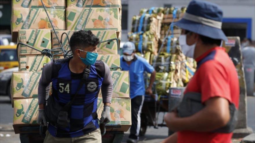 Varios operarios portan carros de frutas en algún mercado de alimentos en América Latina. (Foto: Reuters)
