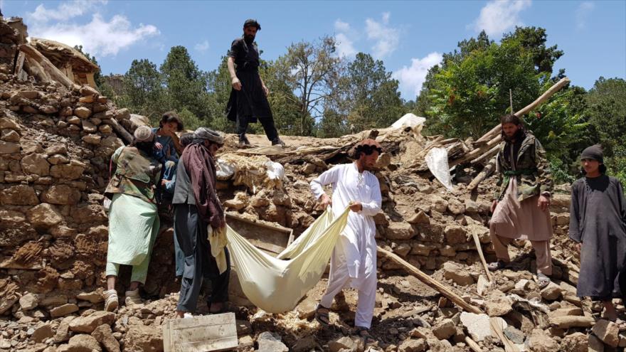 Trasladan un cadáver retirado de los escombros de un edificio después de un terremoto cerca de Jost, Afganistán, 22 de junio de 2022. (Foto: Getty Images)