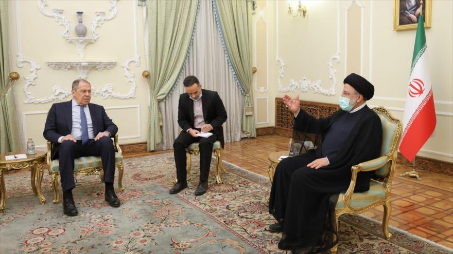 Presidente iraní, Seyed Ebrahim Raisi (dcha.), y el canciller ruso, Serguei Lavrov (izda.), Teherán, 22 de junio de 2022. (Foto: President.ir)