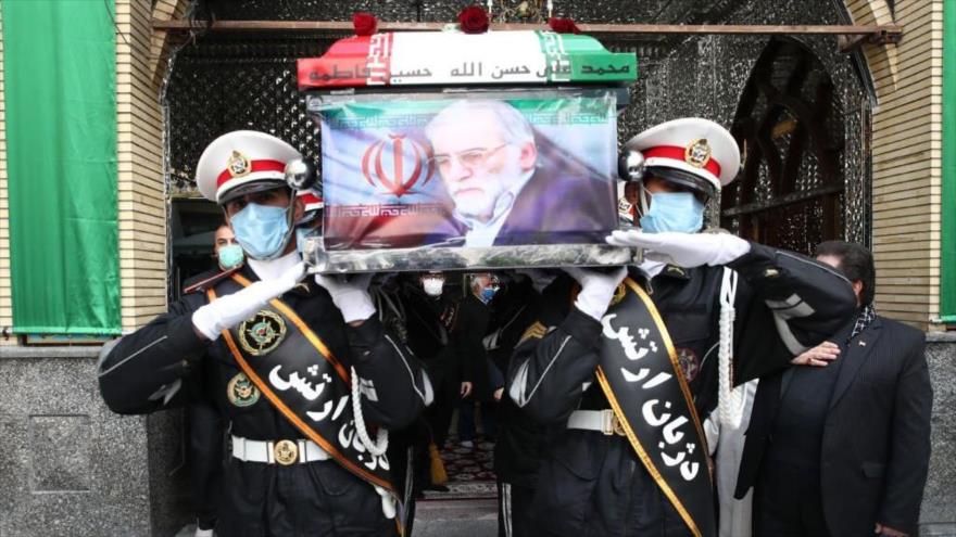 Fuerzas Armadas de Irán llevan ataúd de científico nuclear iraní Mohsen Fajrizade en Teherán, Irán, 30 de noviembre de 2020.
