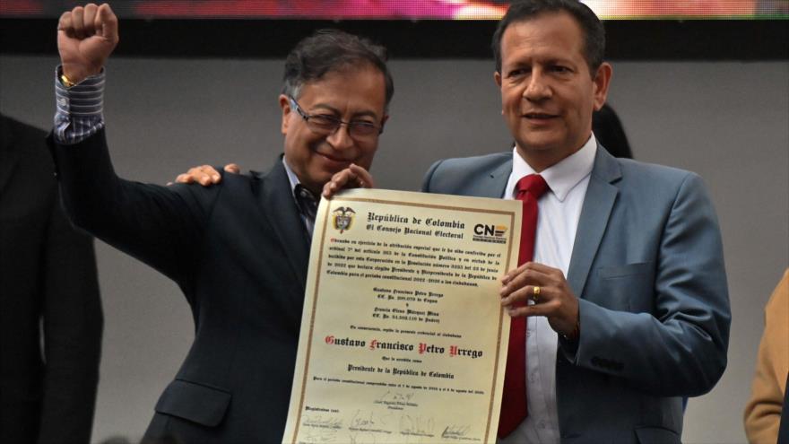 El presidente electo de Colombia, Gustavo Petro (izq.), y el magistrado de CNE, Luis Guillermo Pérez, recibe sus credenciales oficiales. (Foto: AFP)