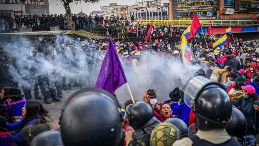 La Policía lanza gases lacrimógenos a los manifestantes antigubernamentales en Quito, capital de Ecuador, junio de 2022. (Foto: AFP)