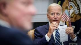 Vídeo: Biden enciende las redes con su ‘chuleta’ de instrucciones