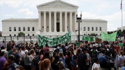 Centenares de personas protestan en EEUU contra fallo del aborto