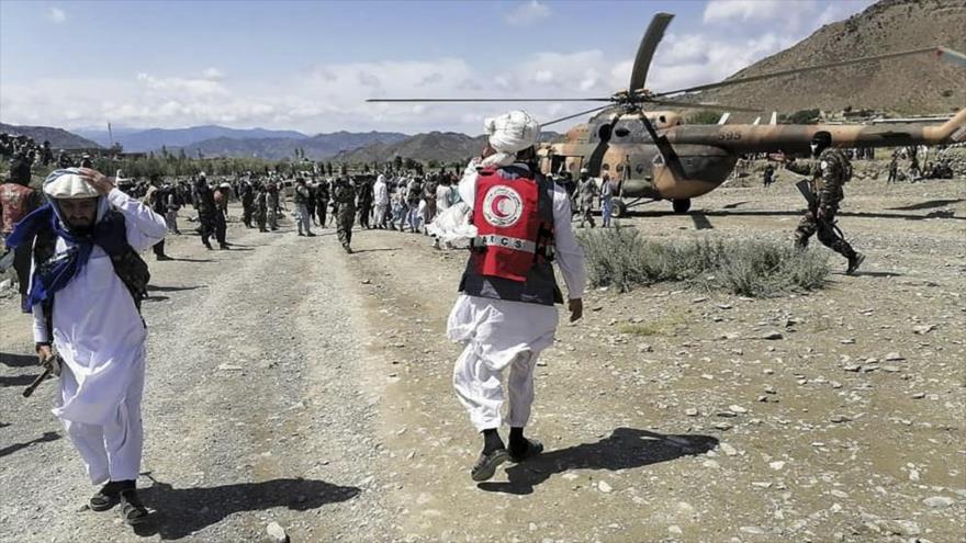 Funcionarios de la Sociedad de la Media Luna Roja afgana en un área afectada por el terremoto en la provincia oriental afgana de Paktika, 22 de junio de 2022.