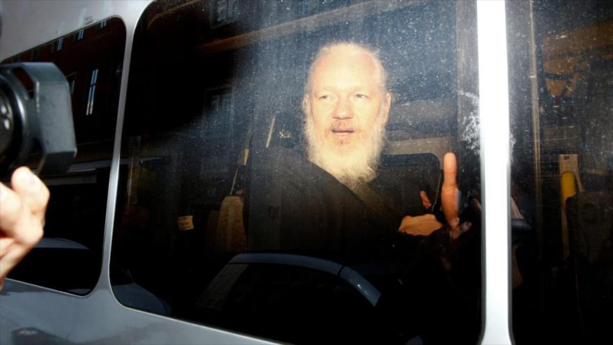El fundador de WikiLeaks, Julian Assange, después de ser arrestado por la Policía británica, Londres. (Foto: Reuters)