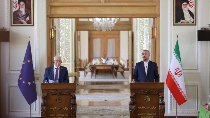 Canciller iraní, Hosein Amir Abdolahian (dcha.) y el jefe de la Diplomacia europea, Josep Borrell, en una conferencia de prensa conjunta, Teherán, 25 de junio de 2022. (Foto: Reuters)