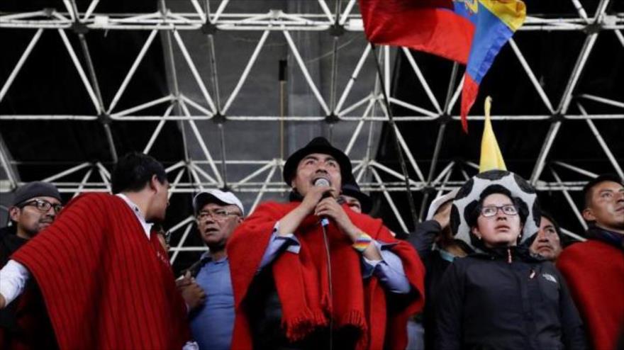 El líder indígena ecuatoriano Leonidas Iza habla tras choques entre manifestantes y policías alrededor de la Asamblea Nacional, 24 de junio de 2022.
