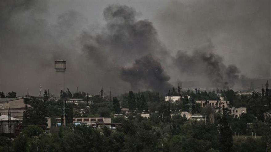 El humo se eleva durante los combates entre las tropas ucranianas y rusas en Donbás, 2 de junio de 2022. (Foto: AFP)