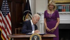 Biden firma una ley para regular el control de armas en EEUU