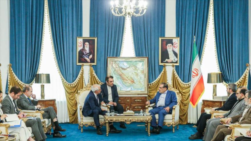 Secretario del Consejo Supremo de Seguridad Nacional de Irán, Ali Shamjani, (dcha.) se reúne con el jefe de Diplomacia de UE, Josep Borrell, en Teherán, 25 de junio de 2022.