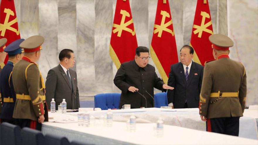El líder norcoreano, Kim Jong-un, preside una reunión de Comisión Militar Central, en Pyongyang, (Foto: kcna)