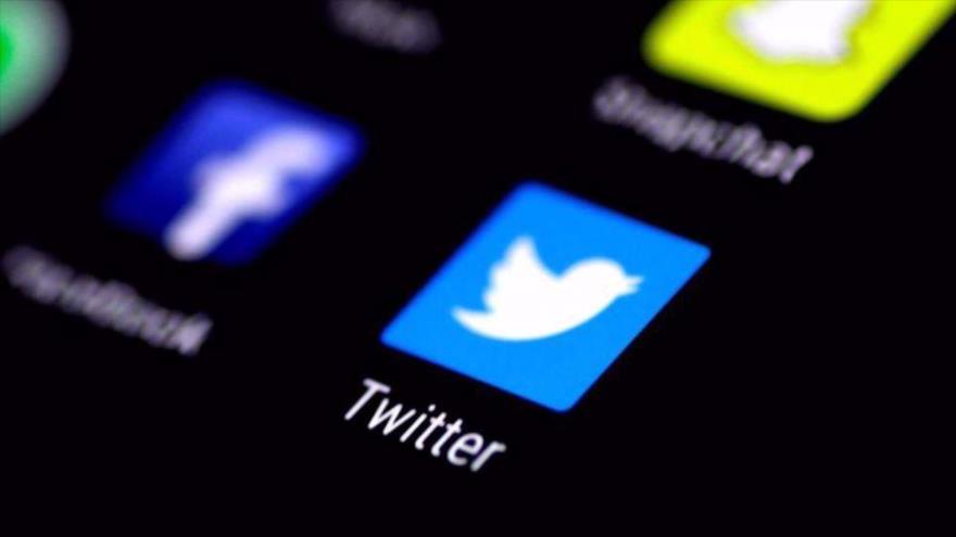 La aplicación de Twitter se ve en la pantalla de un teléfono.