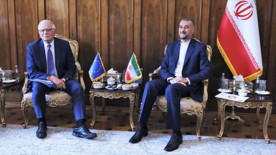 El canciller iraní, Hosein Amir Abdolahian (dcha.), recibe al jefe de la Diplomacia europea, Josep Borrell, en Teherán, capital persa, 25 de junio de 2022. 
