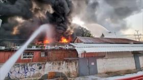 En imágenes: Gran incendio devora instalaciones logísticas en Haifa