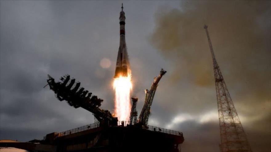 La nave espacial Soyuz MS-20 despega desde el cosmódromo de Baikonur arrendado por Moscú en Kazajstán, 8 de diciembre de 2021. (Foto: AFP)