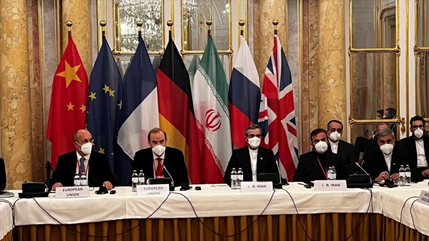 Los negociadores iraníes (dcha.) y la delegación de la Unión Europea (UE) durante las conversaciones de Viena, capital de Austria.