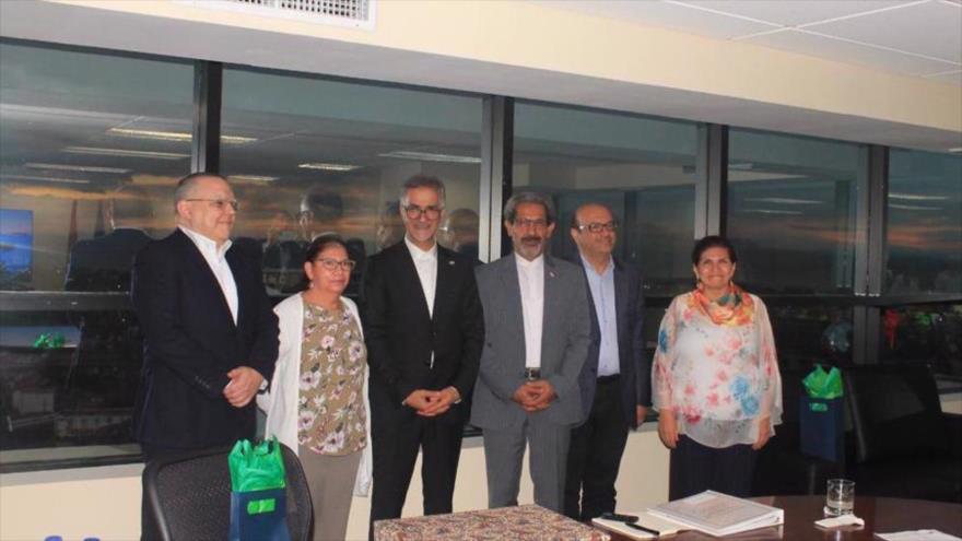 Funcionarios iraníes y nicaragüenses durante una ceremonia para firmar un acuerdo de cooperación en varios campos médicos.