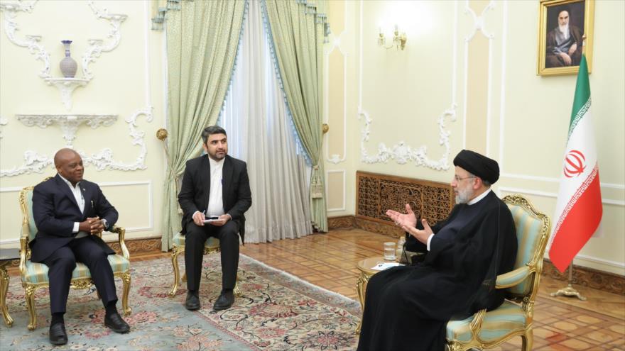 El presidente iraní, Seyed Ebrahim Raisi, e Isiaka Abdulqadir Imam, secretario general del D8, en Teherán, 27 de junio de 2022. (Foto: president.ir)