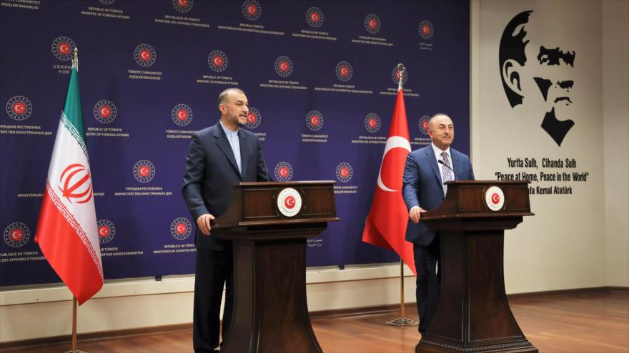 El canciller de Irán, Hosein Amir Abdolahian (izda.) y su homólogo turco Mevlut Cavusoglu durante una rueda de prensa, Ankara, 27 de junio de 2022.