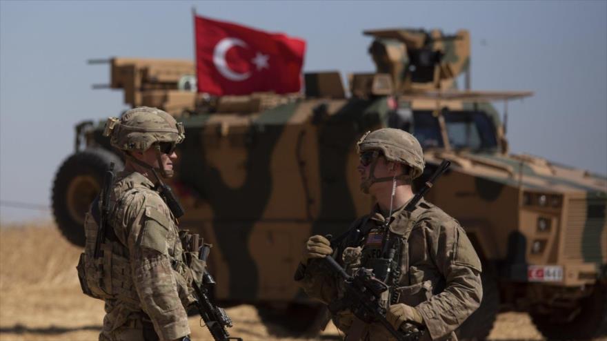 Soldados turcos se paran cerca de un vehículo blindado en la región siria de Tal Abyad, septiembre de 2019. (Foto: AP)