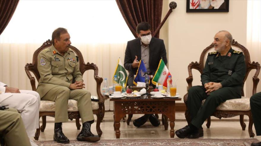 Comandante del Cuerpo de Guardianes de Irán, Hosein Salami (dcha.), y el jefe del Estado Mayor del Ejército paquistaní, Nadim Reza Nishan, Teherán, 28 de junio de 2022.