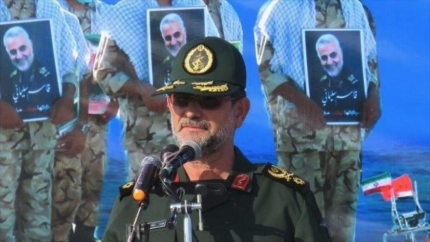 El comandante de la Fuerza Naval del CGRI de Irán, Alireza Tangsiri, durante una ceremonia, donde se ve las fotos del mártir Qasem Soleimani.