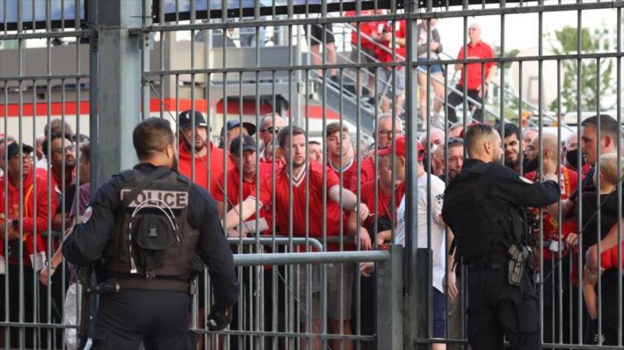 Aficionados del Liverpool atrapados en los accesos al estadio en París, capital de Francia.