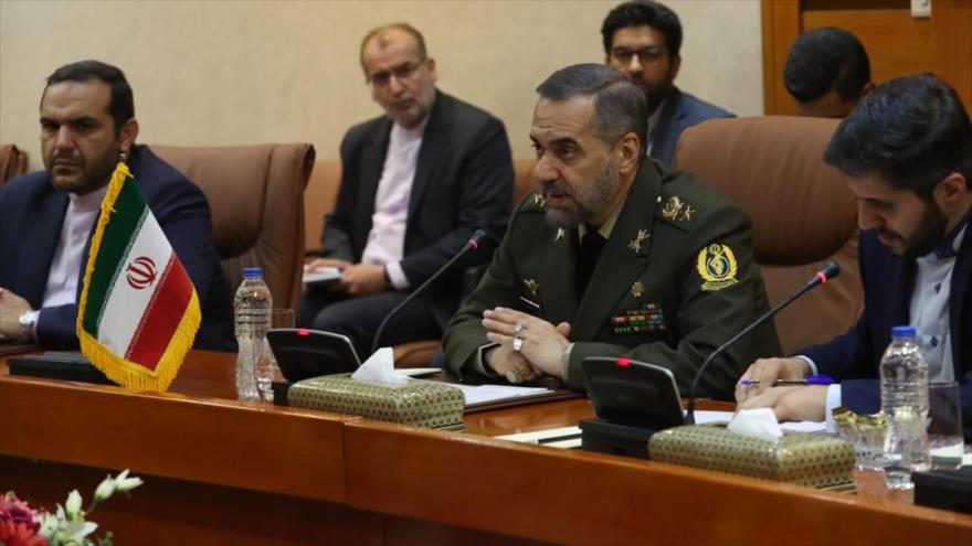 Ministro iraní de Defensa, el general de brigada Ashtiani (C.), se reúne con la delegación paquistaní, Teherán, 28 de junio de 2022. (Foto: Defanews)