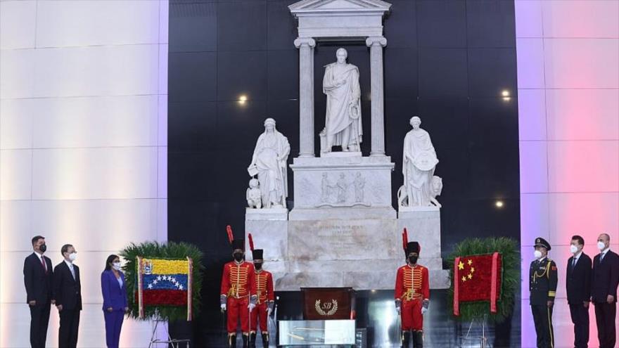 La vicepresidenta Ejecutiva de Venezuela, Delcy Rodríguez Gómez, y el embajador de China, Li Baorong, rinden homenaje a Simón Bolívar, 28 de junio de 2022.