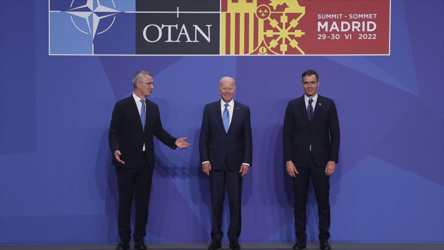 El presidente de EE.UU., Joe Biden (centro), el presidente del Gobierno español, Pedro Sánchez (dcha.), y el secretario general de la OTAN, Jens Stoltenberg, en Madrid, 29 de junio de 2022.