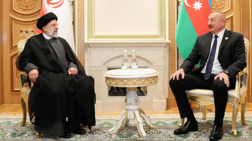 El presidente iraní Ebrahim Raisi y su par azerí Ilham Aliev se reúnen en el marco de la cumbre de países del Caspio, Turkmenistán, 29 de junio de 2022.