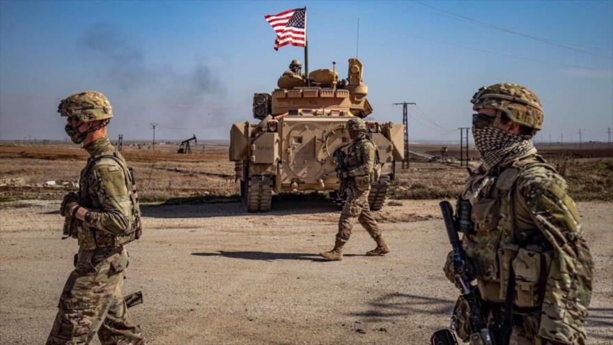 Soldados estadounidenses patrullan en los campos petroleros de Suwaydiyah en la provincia de Al-Hasaka, Siria. (Foto: AFP)