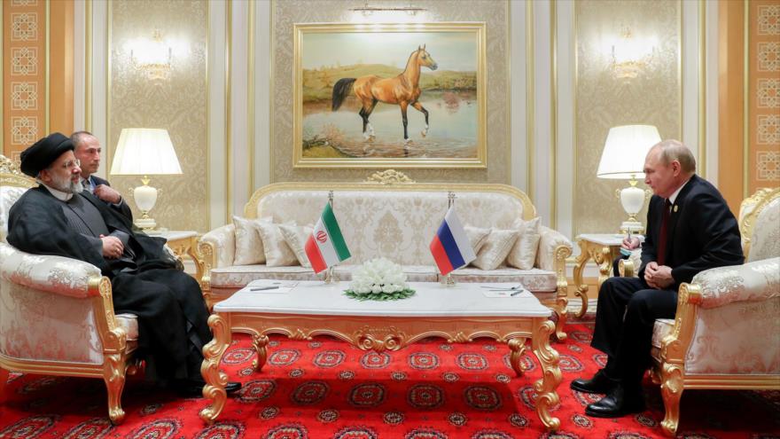 Presidente iraní, Seyed Ebrahim Raisi, (izda.) se reúne con su homólogo ruso, Vladimir Putin, en Turkmenistán, 29 de junio de 2022. (Foto: president.ir)
