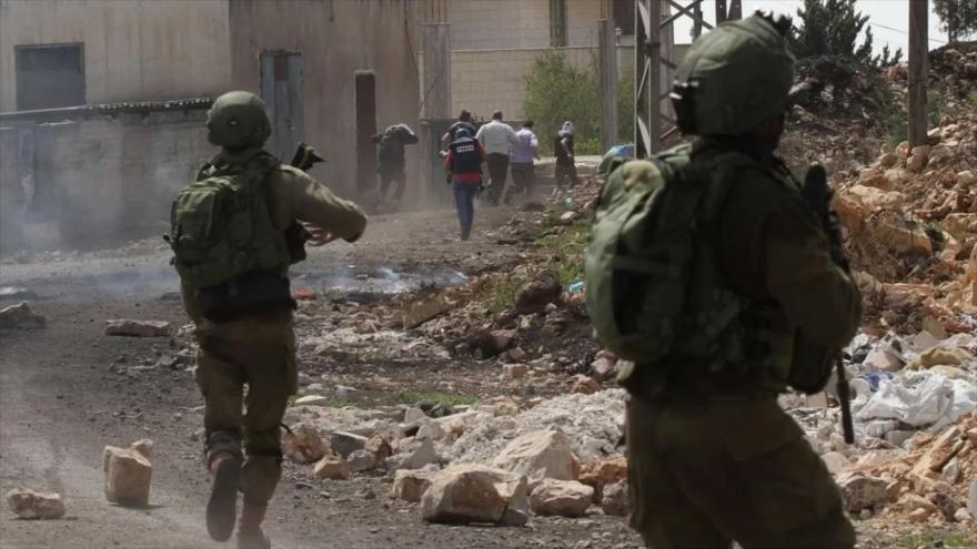 Las fuerzas israelíes atacan a los palestinos durante una manifestación contra la expansión de colonias en Nablus (Cisjordania), 25 de agosto de 2017.
