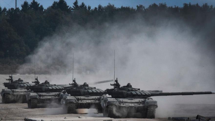 Los tanques rusos T-90 durante ejercicios en las afueras de Moscú, 22 de agosto de 2017. (Foto: AFP)