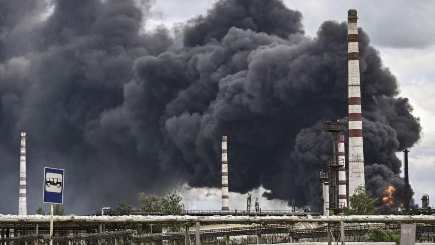 Humo sale de la refinería de petróleo después del ataque de los rusos, Lisichansk, Lugansk, este de Ucrania, 22 de mayo de 2022. (Foto: Getty images)