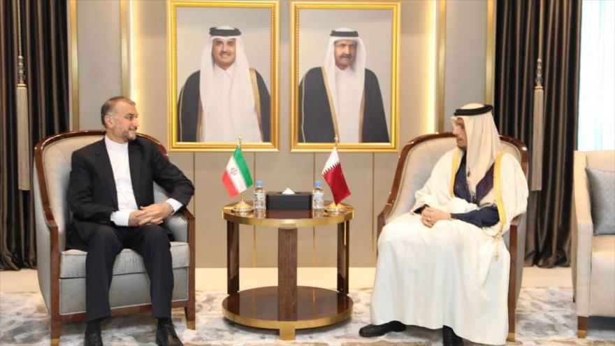 El canciller iraní Hosein Amir Abdolahian y su par catarí Mohamad bin Abdulrahman Al Thani, durante una reunión en Doha, capital del país árabe.