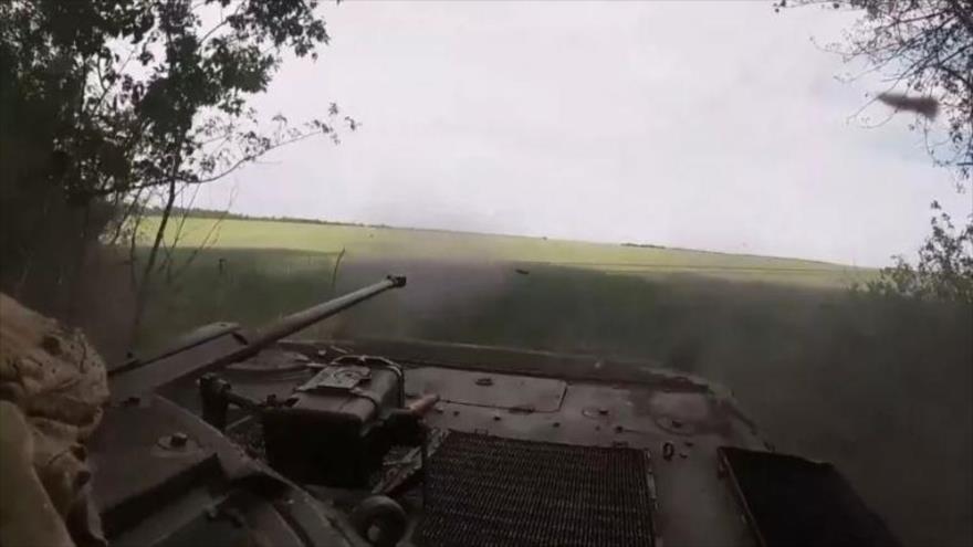 Vídeo: Fusileros rusos bombardean con tanques objetivos de Ucrania
