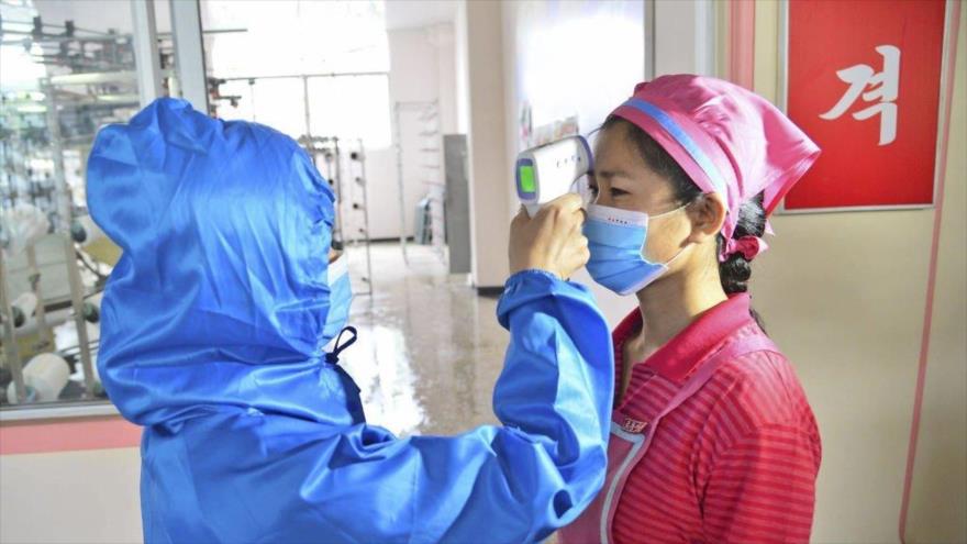Realizan controles de temperatura a los trabajadores de una fábrica en la capital norcoreana, Pyongyang, 10 de junio de 2022. (Foto: Getty Images)