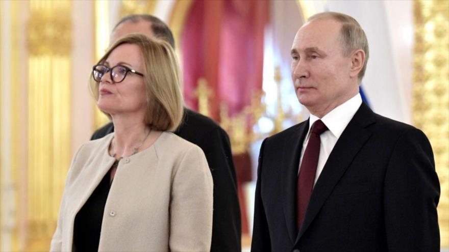 El presidente ruso, Vladímir Putin, y la embajadora británica en Moscú, Deborah Bronnert, en una ceremonia en Moscú, 5 de febrero de 2020. (Foto: AFP)